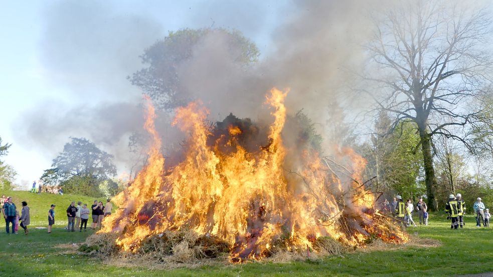 Im Landkreis Leer werden wieder vor allem an diesem Sonnabend Osterfeuer entzündet. Foto: Gettkowski/Archiv