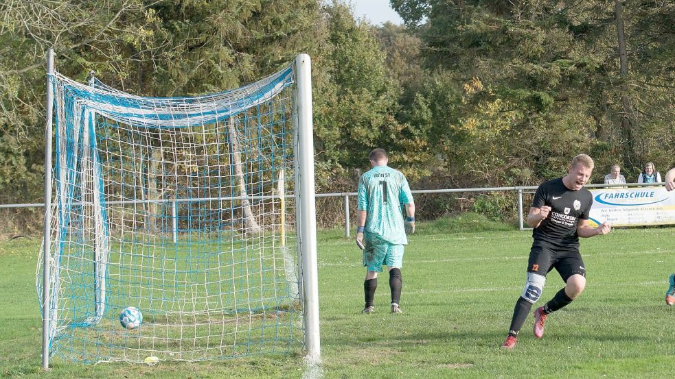 Ein gewohntes Bild bei Spielen der Rheiderländer: ein Ball im Netz und ein jubelnder Malte Maas. Dabei behinderte ihn in der Hinrunde noch eine Knieblessur. Fotos: Lohmann