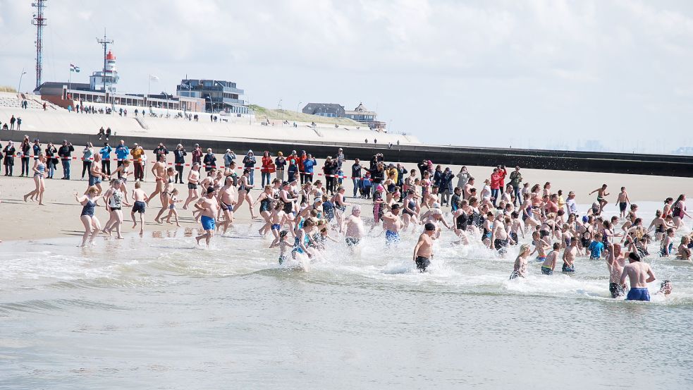 Ob an Land oder im Wasser: Die Eröffnung der Borkumer Badesaison 2022 sorgte überall für gute Laune. Fotos: Lach