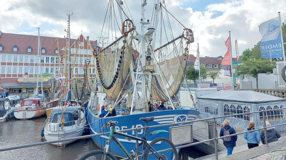 Beim Matjesfest gibt es nicht nur Fisch und Shantys, sondern auch Traditionsschiffe und Krabbenkutter. Foto: Hanssen/Archiv