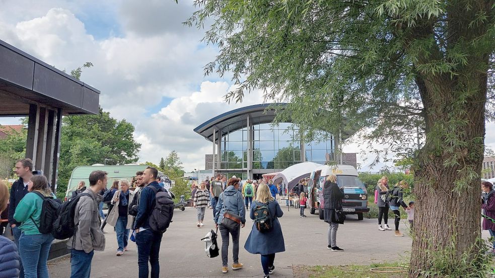 Bislang gibt es nur einen Feierabendmarkt auf dem Hochschul-Campus (siehe Foto). Ab Juni soll es auch eine solche Veranstaltung im Stadtgarten geben. Foto: Hanssen/Archiv