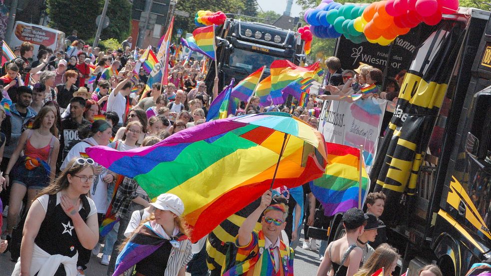 Regenbogenfarben dominieren die Parade. Fotos: Luppen