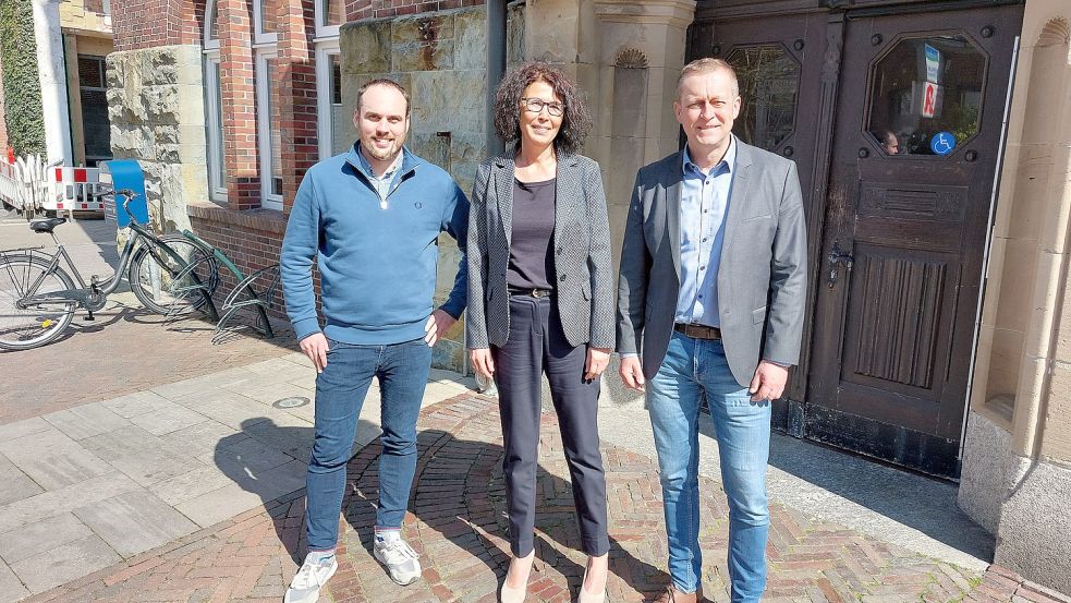 Eingerahmt vom Leiter der Ordnungs- und Sozialabteilung Eike Müller (links) und Bürgermeister Jürgen Akkermann: Borkums neue Integrationsbeauftragte Anja Onnenga. Foto: Ferber