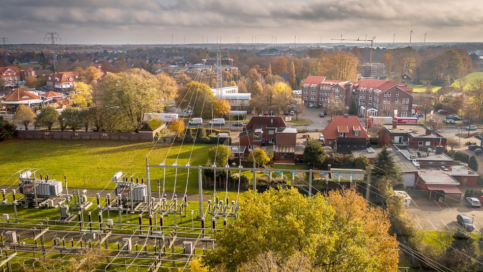 In direkter Nähe zum Nielsenpark, zur Wohnbebauung und zum Rathaus (rechts hinten im Bild) an der Bundesstraße 436 liegt das Umspannwerk in Wiesmoor. Foto: privat