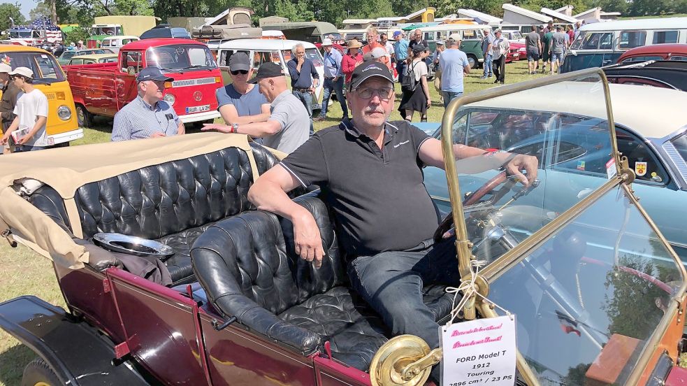 Herbert Lenk schätzt den Ford Model T. Morgen geht er mit Johann Schneider bei der Rallye an den Start. Foto: Ortgies