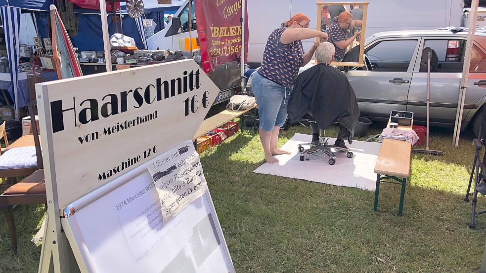 Nicht nur das Auto, sondern auch der Fahrer soll einen guten Eindruck machen – mit frischem Haarschnitt auf dem Markt. Foto: Ortgies