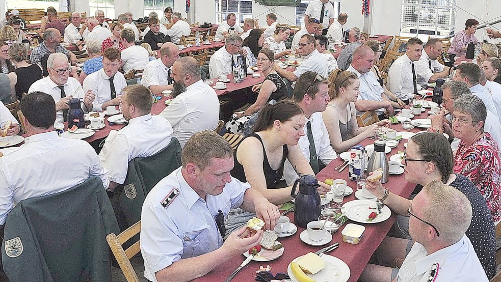 Zahlreiche Menschen kamen zum Schützenfrühstück am Sonntagvormittag. Foto: Wolters