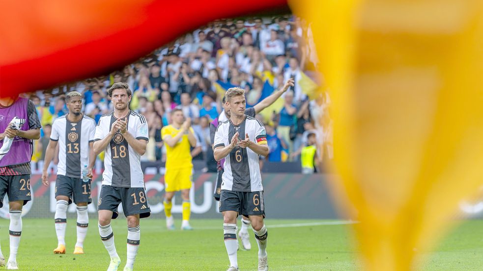 Das war zu wenig: Die deutsche Nationalelf mit Kapitän Joshua Kimmich nach dem 3:3 gegen die Ukraine. Foto: imago/Ulmer