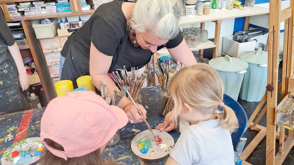 Katharina Birch hilft ihrer Schülerin beim Mischen der Farben. Fotos: Cordes