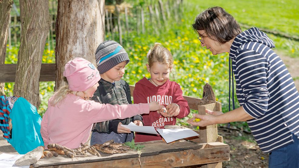 Im Kindergarten lernen Mädchen und Jungen vieles, was sie schon auf die Schule vorbereitet. Deswegen haben Kinder, die ins letzte Kita-Jahr kommen, in Emden Priorität bei der Platzvergabe, wenn sie auf der Warteliste stehen. Symbolfoto: Daniel Karmann/dpa