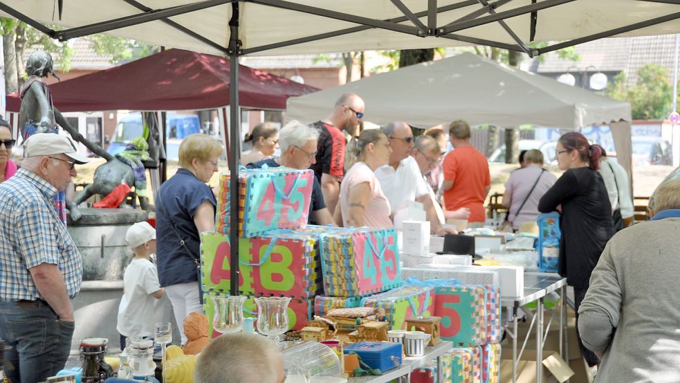 Am Sonntag war Zeit für den Flohmarkt. Foto: Wolters