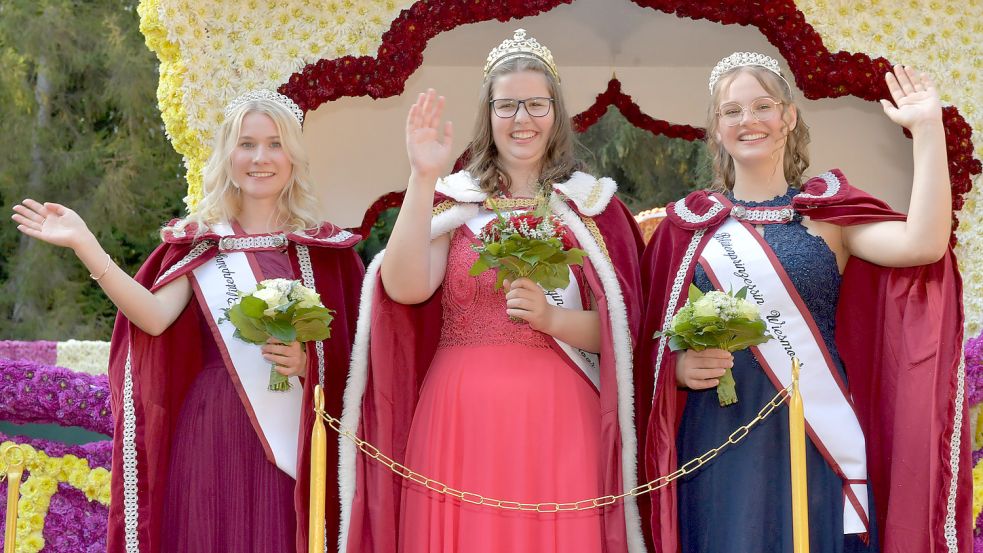 Blütenkönigin des 70. Blütenfestes in Wiesmoor wurde im Vorjahr Jana Gerdes aus Wiesmoor (Mitte) als Rudbeckia I. – hier mit ihren Prinzessinnen Finja Krause aus Wittmund (rechts) und Justine Brazda aus Moormerland (links). Foto: Ortgies/Archiv