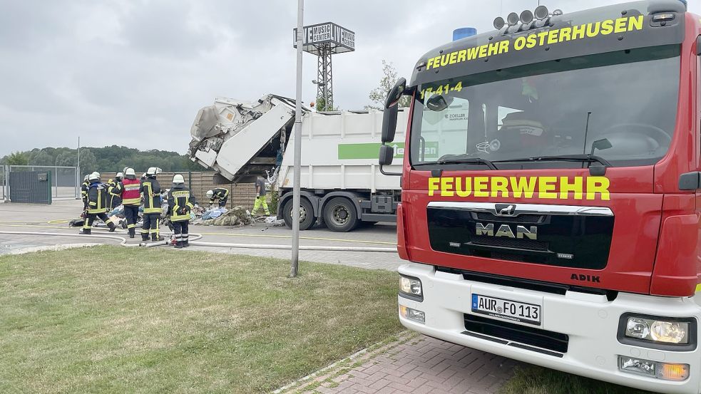 In Hinte fing die Ladung eines Müllwagens Feuer. Foto: Feuerwehr Osterhusen