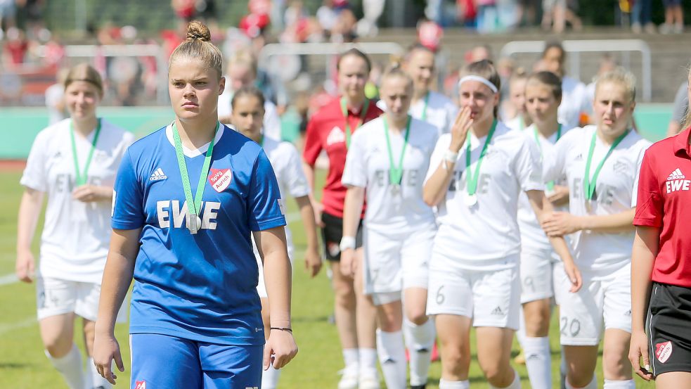 Die Auricher Fußballerinnen erreichten diese Saison das Finale um die Deutsche Meisterschaft, verloren dann gegen Bayer Leverkusen 1:2. Kommende Saison wird letztmals ein Deutscher Meister in dieser Form ausgespielt. Foto: Doden/Emden