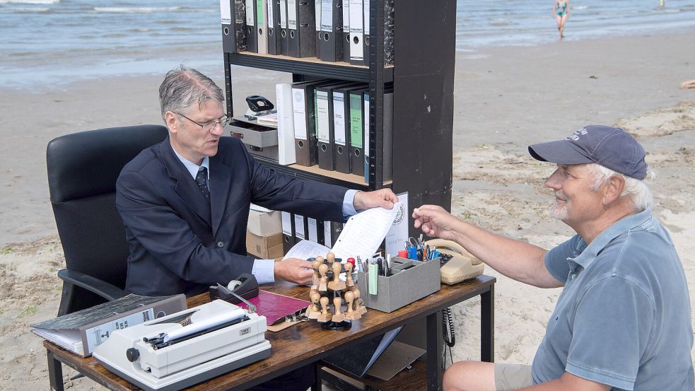 Falko Grunau (rechts) gehört zu den Gästen der Insel, die sich auf den Schreibtischtäter Albrecht Fersch einlassen und mitmachen. Fotos: Rauch/Schuldt/dpa