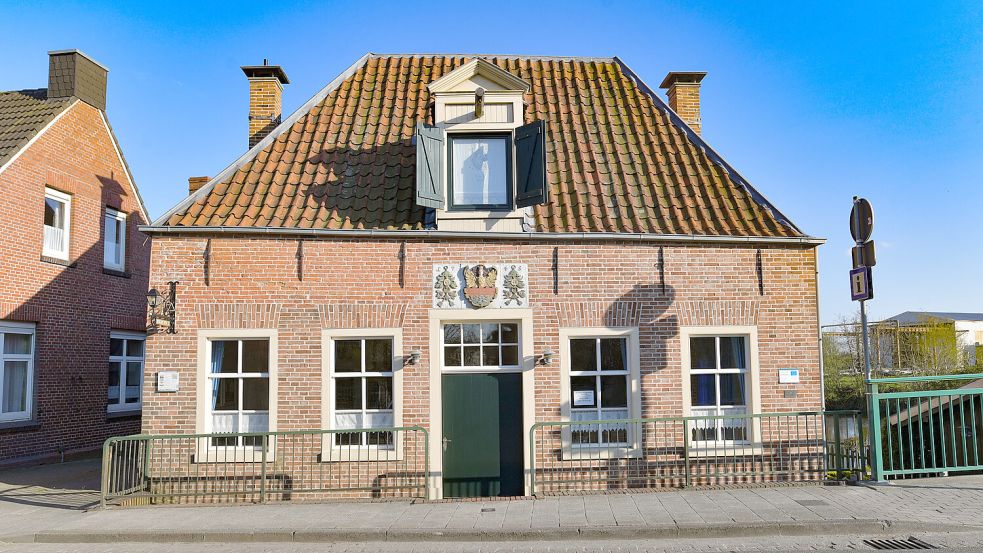 Im 15. Jahrhundert mussten alle gehandelten Waren durch dieses Haus passieren: die Alte Waage in Oldersum. Heute ist es ein Gästehaus und ein Ort zur Eheschließung. Foto: Ortgies