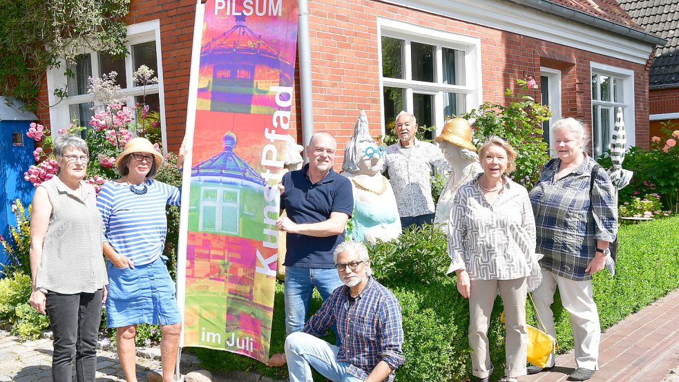 Das Organisationsteam des Kunstpfads: Therese Anhalt (von links), Marga Itzenga, André Kirbach, Vishtasp Firos, Klaus Szkudelski, Annegret Schnack, Thea Bogena. Foto: Wagenaar