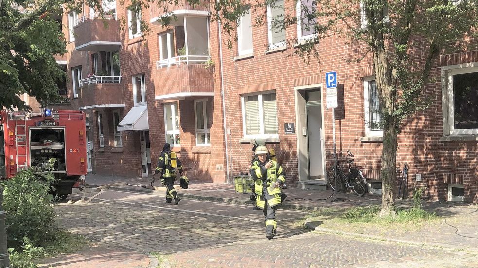 Die Feuerwehr rückte am Sonntagnachmittag in die Stephanstraße in der Emder Innenstadt. In dem Haus, das rechts im Bild ist, strömte Gas aus. Die Einsatzkräfte evakuierten auch zwei Nachbarhäuser. Foto: H. Müller