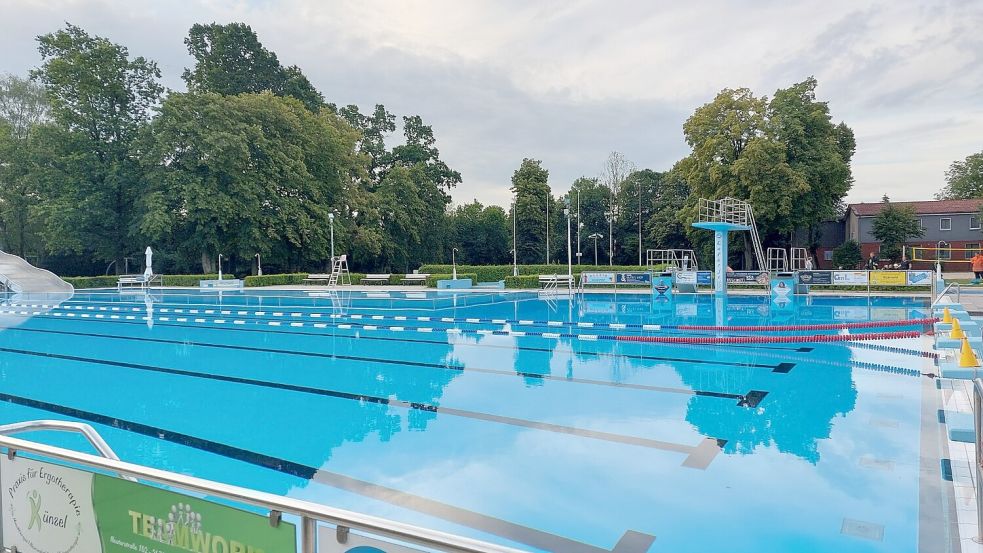 Das große Schwimmbecken lag auch am Dienstagmorgen friedlich da, während der Gebäudekomplex, in dem die Umkleiden untergebracht sind, in Flammen stand. Die Hoffnung ist, dass der Schwimmbetrieb schnell wieder aufgenommen werden kann. Foto: Hanssen/Archiv