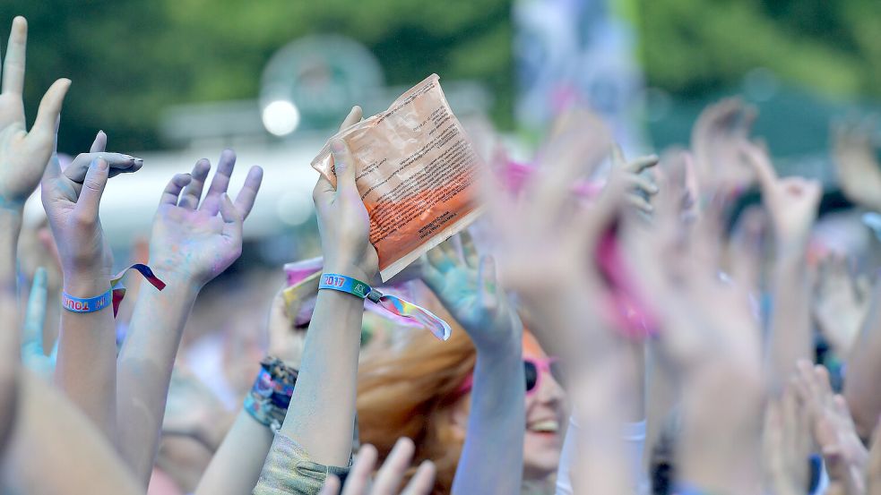 Die Farbbeutel können Besucher auf dem Festgelände für je 3 Euro kaufen. Foto: Ortgies/Archiv