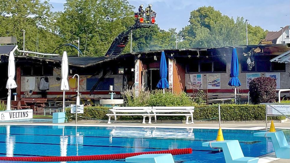 Mehrere Stunden mussten die Einsatzkräfte der Feuerwehr die Flammen und dann die Glutnester bekämpfen. Foto: Förderverein