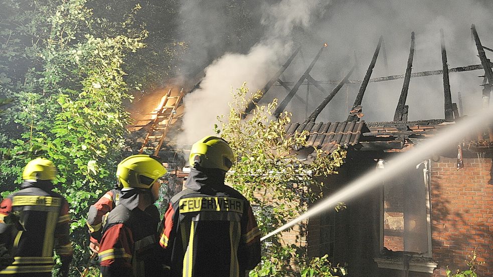 Das leerstehende Gebäude wurde von der Feuerwehr Neermoor gelöscht. Fotos: Wolters