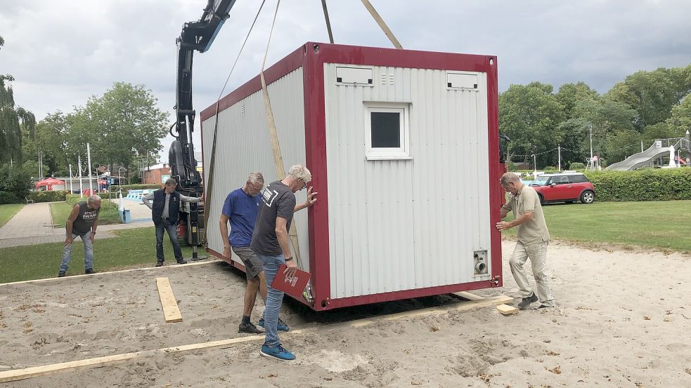 Die Vorbereitungen im Van-Ameren-Bad für den Notbetrieb laufen auf Hochtouren. Am Dienstagnachmittag wurden bereits zwei Toilettencontainer auf dem Gelände aufgestellt. Foto: H. Müller