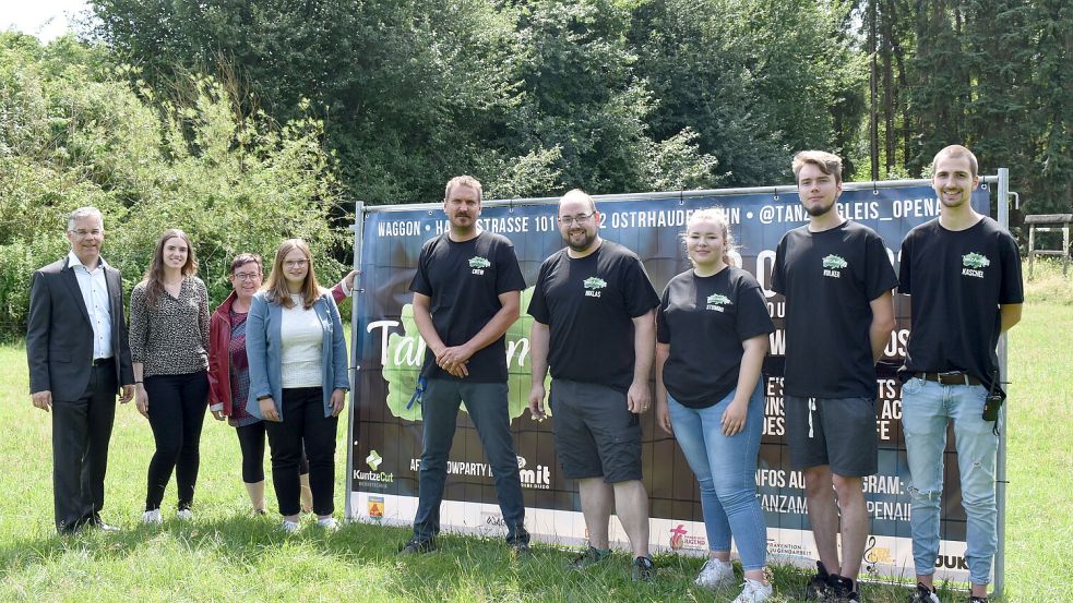 Das Organisationsteam (von rechts) mit Leon Kaschel, Volker Saathoff, Lisa-Marie Stomberg, Diakon Niklas Sonnenberg und Steven Jongmans freut sich gemeinsam mit den Sponsoren Dominique Klaaßen (Sparkasse Leer-Wittmund), Meike Gruttmann (BS Immobilien Kontor), Annika Eilers und Stefan Nowak (beide Raiffeisenbank Strücklingen-Idafehn) auf das Festival in Ostrhauderfehn. Foto: Zein