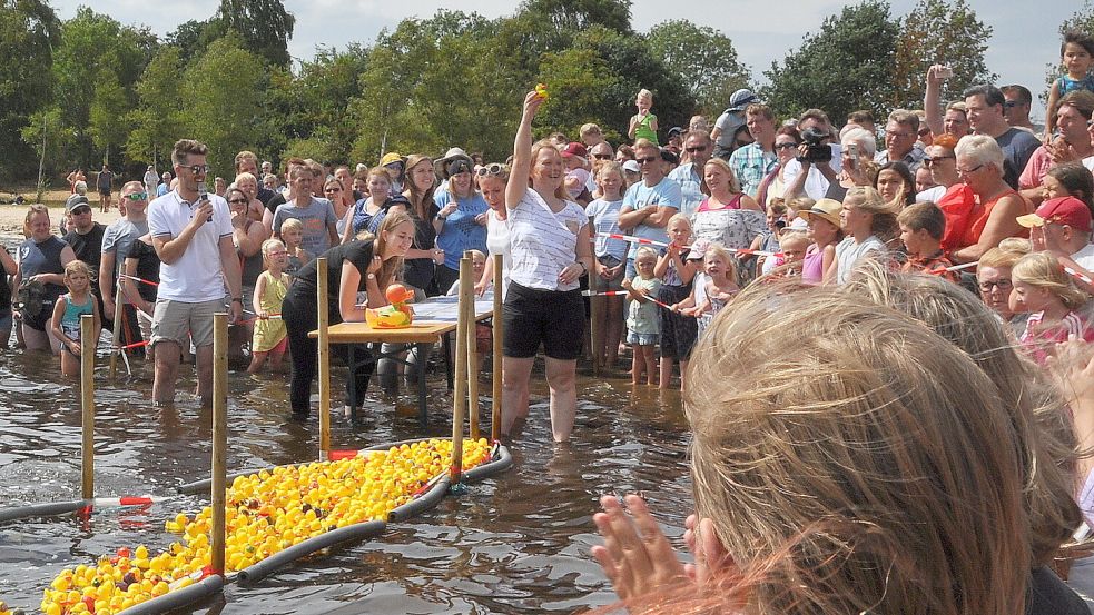 Das Badeentenrennen hat bei „Flair am Timmeler Meer“ schon Tradition. Foto: Archiv