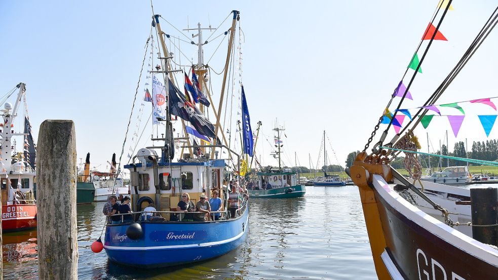 In Greetsiel laden die Fischer zu Ausflugsfahrten auf ihren Kuttern ein. Karten gibt es am Sonnabend direkt im Hafen. Foto: Archiv