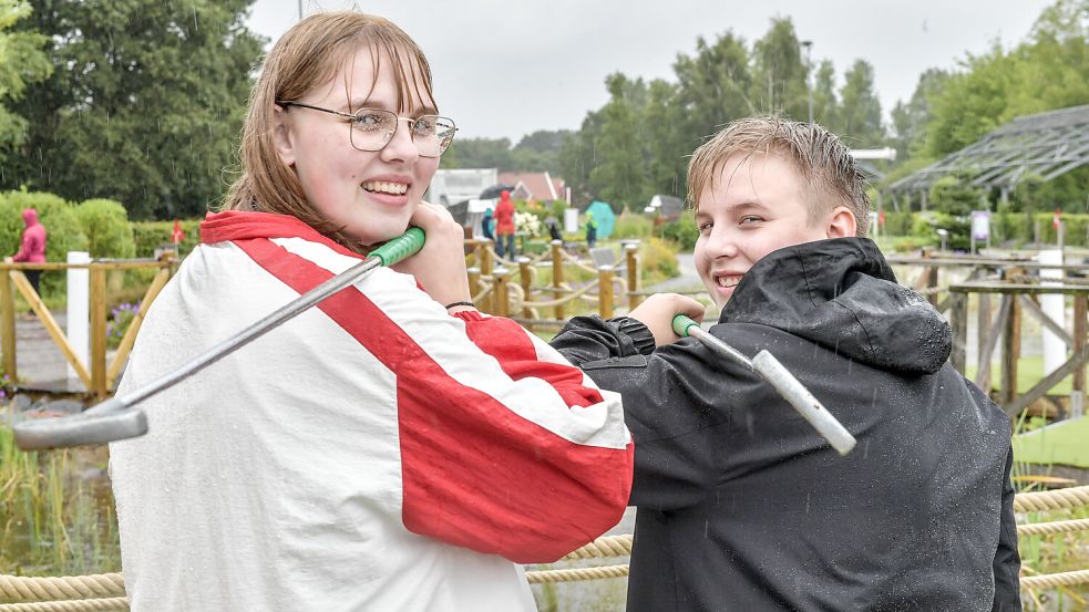 Auch bei Schietwetter eine schöne Idee: Erlebnisgolf in Wiesmoor spielen Mareke und Hilko aus Schwerinsdorf. Foto: Ortgies