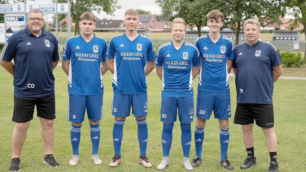 Neue Gesichter beim SV Hage. Das Foto zeigt (von links): Co-Trainer Gerold Hinrichs, Aaron Hinrichs (SV Hage II), Henning Ossenkopf (SV Hage II), Nils Hogelücht (Ostfrisia Moordorf) und Hauke Hollwege (SV Hage II) sowie den langjährigen Hager Coach Mario Look. Foto: Ute Bruns