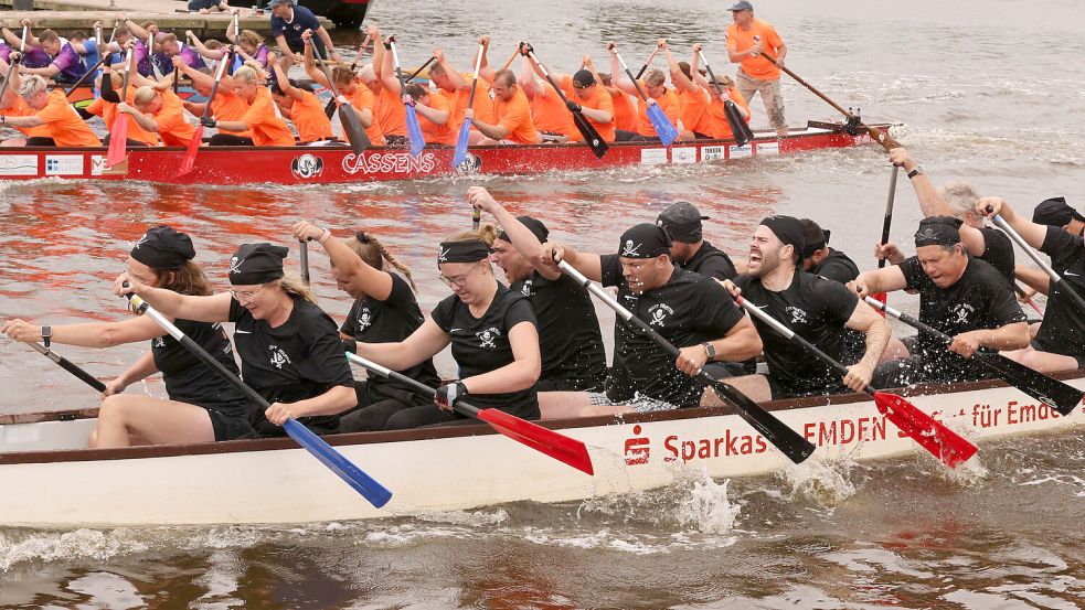 In verschiedenen Kategorien, von „Spaß“ bis Königsklasse, traten die insgesamt 37 Mannschaften beim Sparkassen-Drachenbootrennen an. Moderiert wird das Spektakel seit Jahren von den „Drei von der Zankstelle“. Foto: Hock