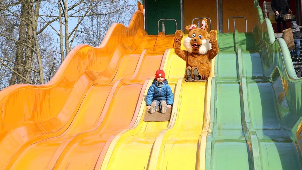 Zu Ostern rutschte der Osterhase im Tier- und Freizeitpark Thüle. Foto: Tierpark/Archiv