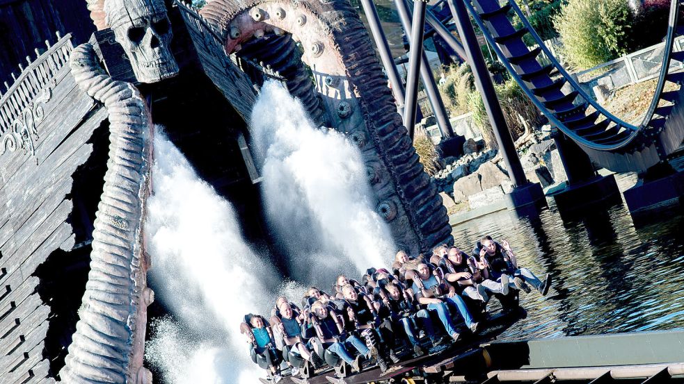 Besucher fahren im Heide-Park mit der Achterbahn "Krake" im Heide-Park. Foto: Hauke-Christian Dittrich/dpa