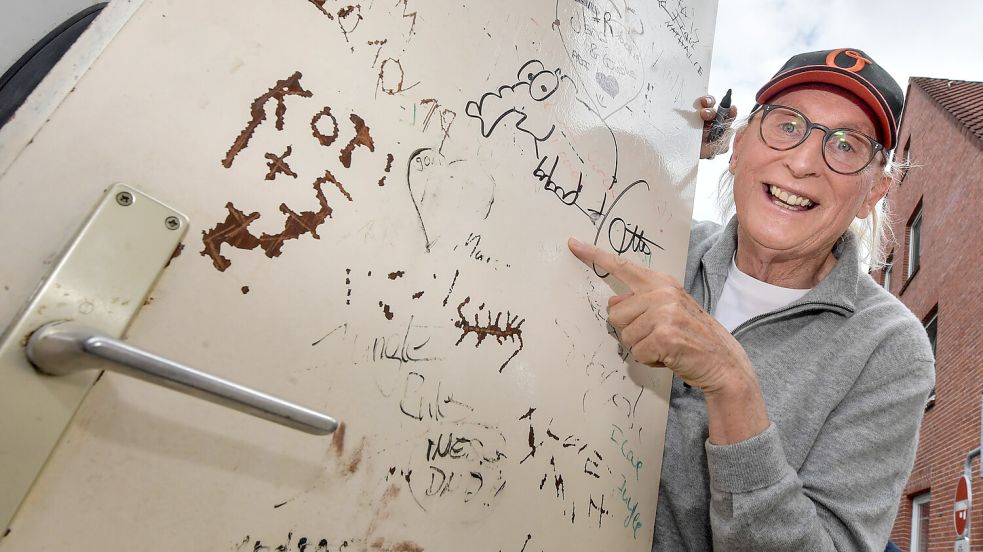 Otto Waalkes signierte die Klotüren bei seinem jüngsten Besuch in seiner Geburtsstadt Emden. Foto: Ortgies