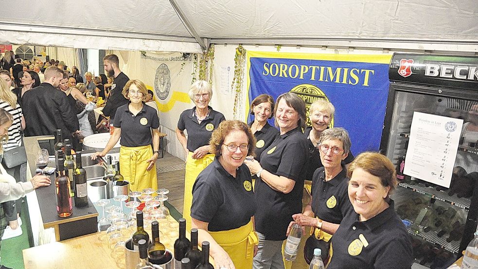 Wie immer im Ausschank mit von der Partie: die Damen vom Club Soroptimist. Foto: Wolters