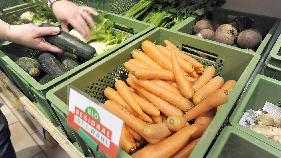 Auch Biogemüse aus regionaler Erzeugung gehört zum Angebot des „Hoflust-Schlemmermarktes“ in der Brückstraße. Foto: Deck/dpa