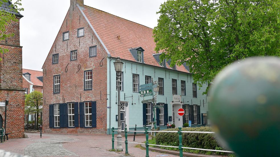 Das Hohe Haus in Greetsiel. Einige Gäste haben sich wegen des schlechten Wetters in den vergangenen Wochen verhalten gezeigt. Foto: Wagenaar