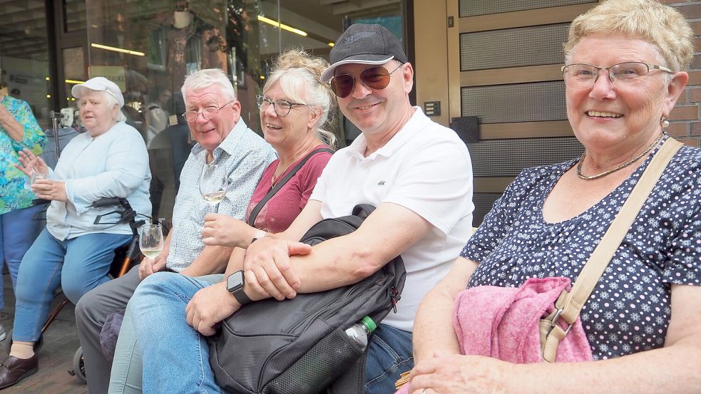 Diese Gruppe Urlauber hat den Markt hinter dem Rathaus zufällig entdeckt - und war ganz begeistert. Foto: Weiden