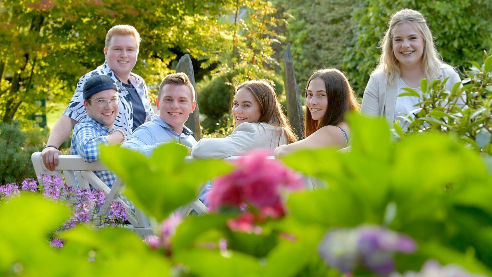 Sie wollen dem neuen Wiesmoorer Blütenkönigshaus angehören (von links): Kevin Janssen, Yannik Willms, Ole Leister, Leonie Landherr, Pia Weseler und Kim Schlüter. Foto: Ortgies