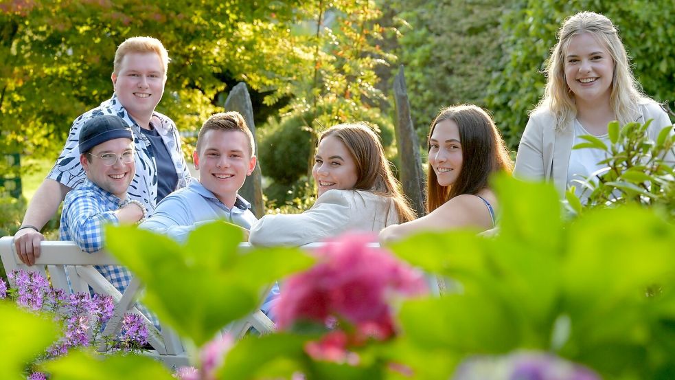 Sie wollen dem neuen Wiesmoorer Blütenkönigshaus angehören (von links): Kevin Janssen, Yannik Willms, Ole Leister, Leonie Landherr, Pia Weseler und Kim Schlüter. Foto: Ortgies