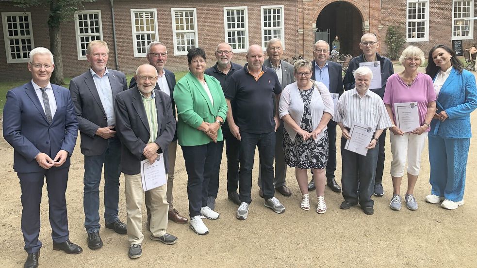 Die zwölf Gewinnerinnen und Gewinner des Blinkfüürs zusammen mit Landrat Matthias Groote (links) und der Bundestagsabgeordneten Gitta Connemann (rechts): (von links) Herbert Pommer, Wolfgang Sattler, Gerhard Bruns, Siegrid Kroon, Klaus-Dieter Bleeker, Joachim Koslitz, Gerhard Bürjes, Elvira Koslitz, Johann Aleschus, Hinrich Jan Albert de Vries, Ahlerich Hamel und Elke Ulsamer.