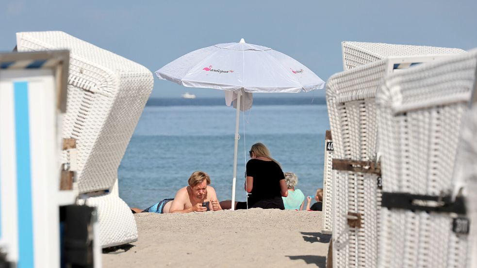 Strandtag am Meer? In den kommenden Tagen steigen die Temperaturen wieder. Foto: dpa/Bernd Wüstneck