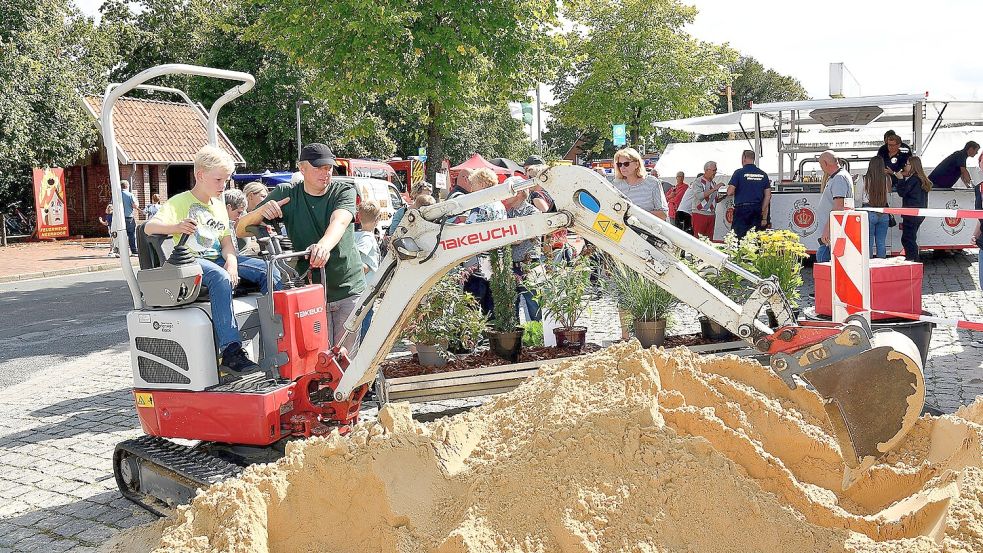 Mit einem echten Bagger konnte sich jeder an einem Sandberg versuchen. Foto: Stromann