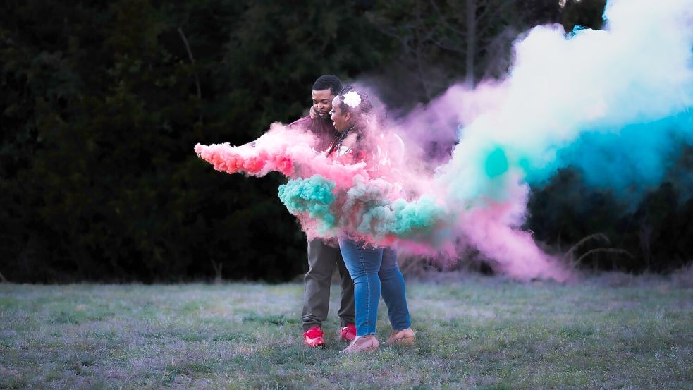 Der Rauch verrät das Geschlecht bei einer Gender Reveal Party. Foto: Pixabay