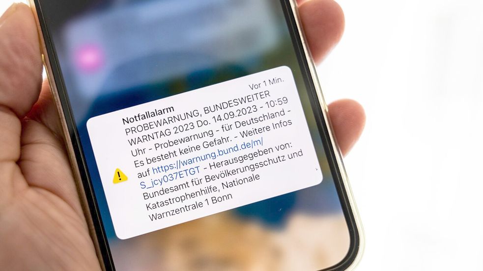 Bundesweiter Warntag 2023: Viele Bürger erhielten über das „Cell Broadcast“-System auf ihren Mobiltelefonen eine Warnung. Foto: Thomas Banneyer/dpa