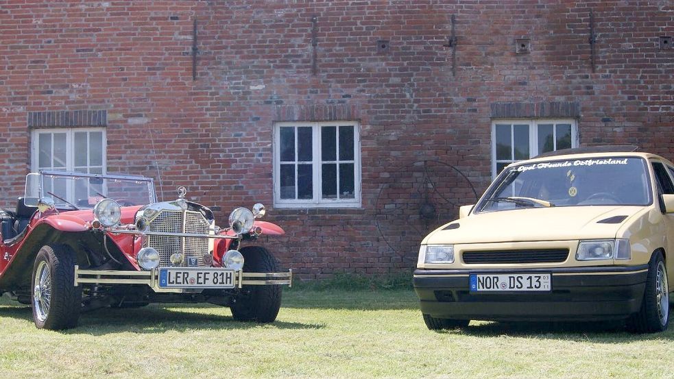 Klassischer Oldtimer und Tuning-Fahrzeug: Die Gazelle-Replika des Mercedes SSK von Eberhard Fuhrmann und der Renn-Corsa von Dirk Stelling stehen sinnbildlich für die Schau. Fotos: privat