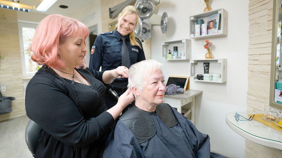 Ältere Kunden beim Friseurbesuch warnen: Die Kooperation der Polizei Emsland-Grafschaft Bentheim mit den Friseurinnungen folgt dem Vorbild aus Lüneburg. Foto: Philipp Schulze/DPA