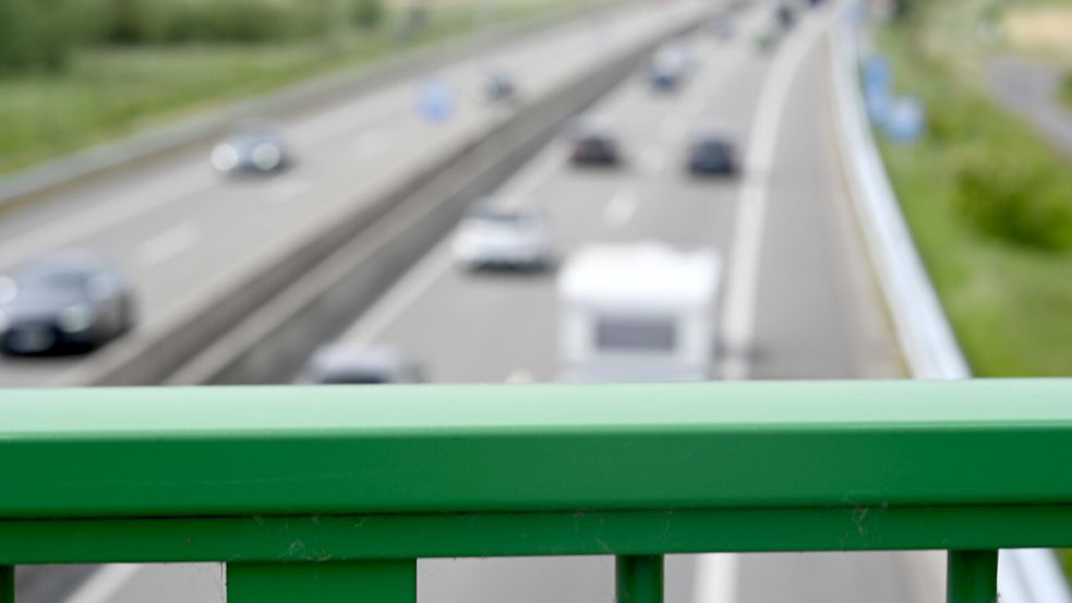 Blick auf die Autobahn 31 bei Leer: Nicht überall in Ostfriesland haben die Autofahrer in diesen Tagen freie Fahrt. Foto: Penning/DPA/Archiv